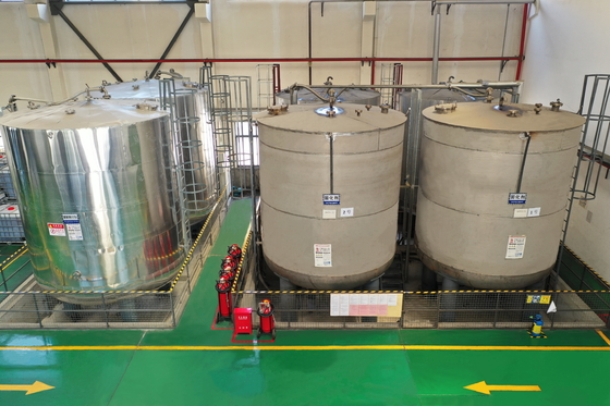 Nhựa nhựa epoxy tiêm lỏng trong suốt đến màu vàng mờ để đúc nước lỏng tinh thể